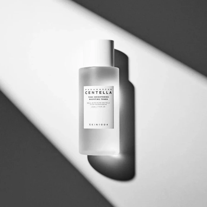 SKIN1004 Madagascar Centella Tone Brightening Boosting Toner Nawilżająco rozjaśniający tonik z wąkrotą azjatycką 210 ml
