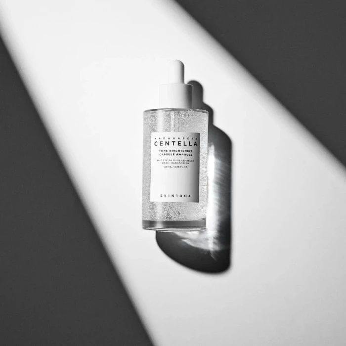 SKIN1004 Madagascar Centella Tone Brightening Capsule Ampoule Rozświetlająca ampułka z niacynamidem, kwasem traneksamowym, CICA 50 ml
