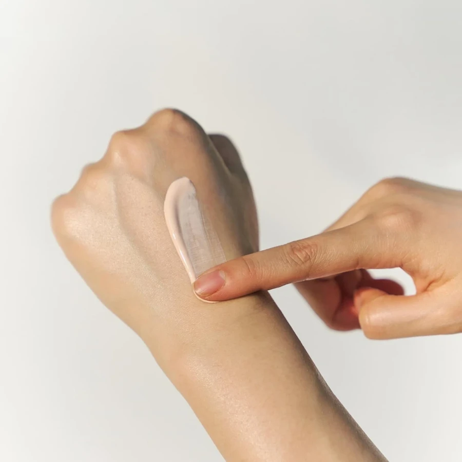 SKIN1004 Madagascar Centella Tone Brightening Tone-Up Sunscreen SPF50+ PA++++ Rozświetlający krem z filtrem przeciwsłonecznym 50 ml