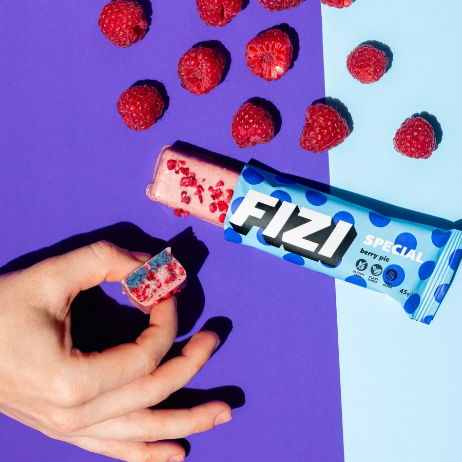 FIZI Baton w różowej polewie z białej czekolady “berry pie" 45 g