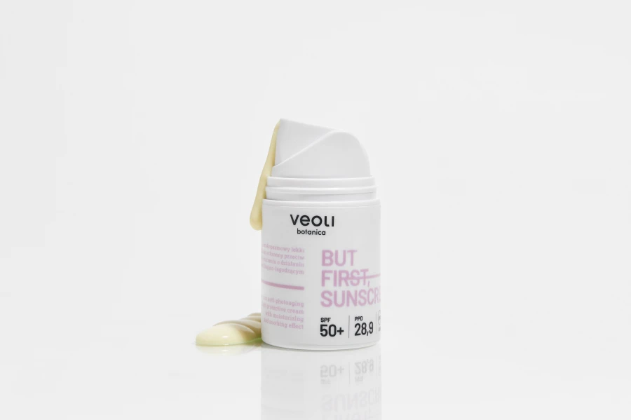 VEOLI BOTANICA BUT FIRST, SUNSCREEN Szerokopasmowy lekki krem ochronny przeciw fotostarzeniu SPF 50+ PPD 28,9