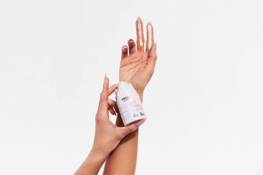 VEOLI BOTANICA BUT FIRST, SUNSCREEN Szerokopasmowy lekki krem ochronny przeciw fotostarzeniu SPF 50+ PPD 28,9