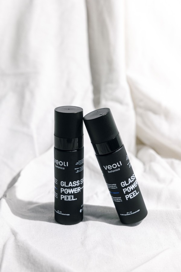 VEOLI BOTANICA GLASS SKIN POWER PEEL Nawilżająco-rozświetlający żelowy peeling do twarzy z kwasem mlekowym 10%, kwasem traneksamowym 2,5% i ektoiną 1% 30 ml