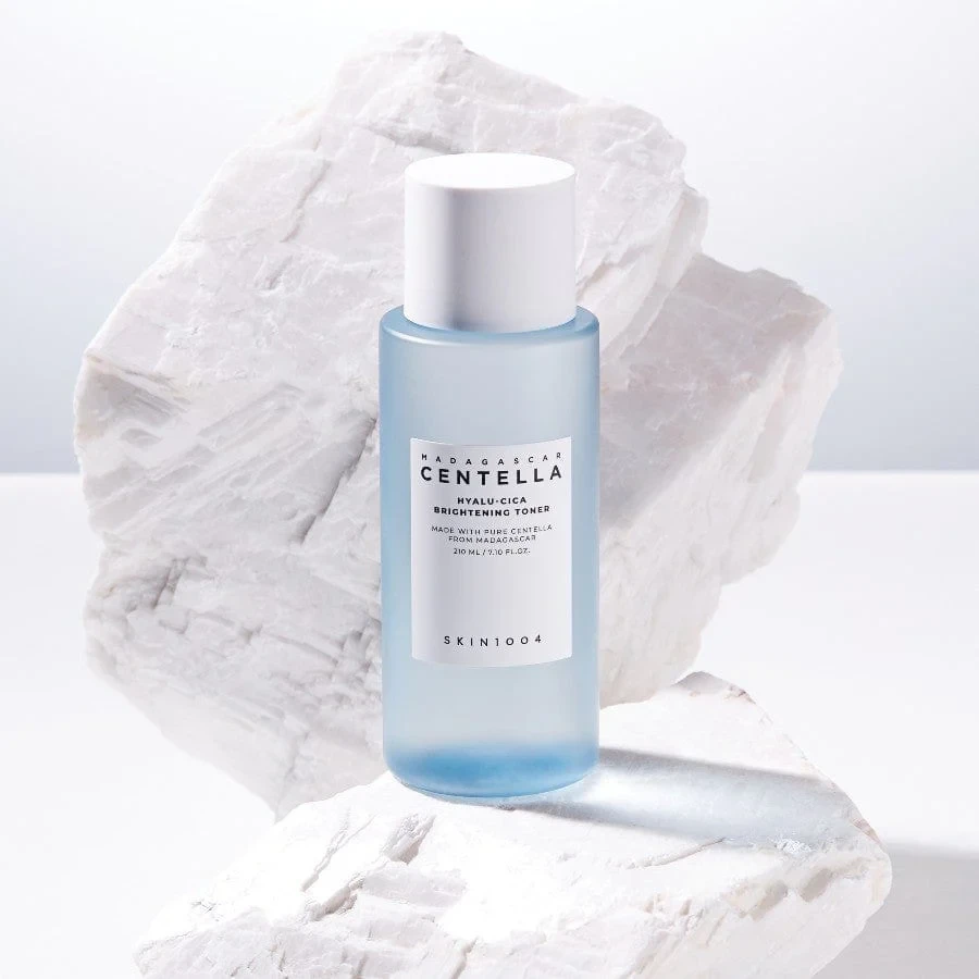 SKIN1004 Madagascar Centella Hyalu-Cica Brightening Toner Nawilżający tonik z wąkrotą azjatycką 210 ml