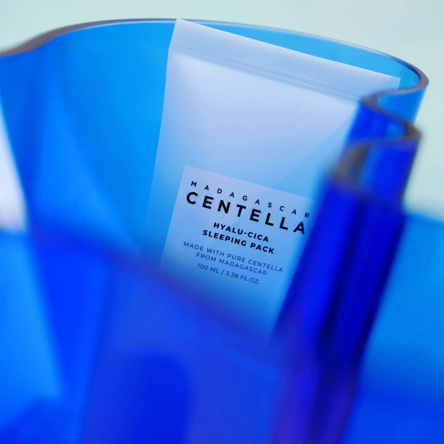 SKIN1004 Madagascar Centella Hyalu-Cica Sleeping Pack Nawilżająco łagodząca maska na noc z wąkrotą azjatycką 30 ml